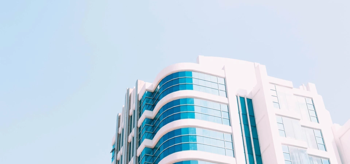 Un immeuble coloré devant un ciel bleu