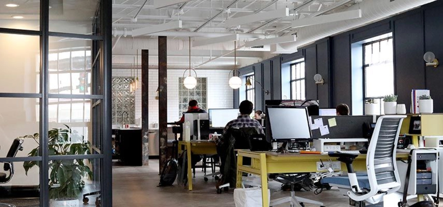 Des gens en train de travailler au bureau