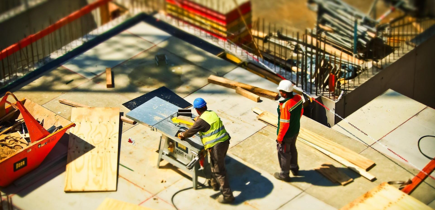 Deux ouvriers sur le chantier de la Part Dieu