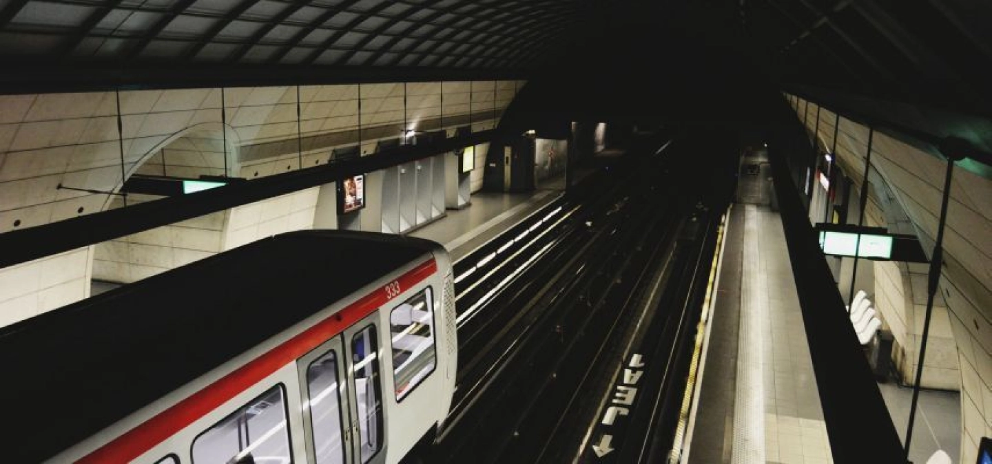 Photo d'une voie de métro avec métro à l'arrêt en quai