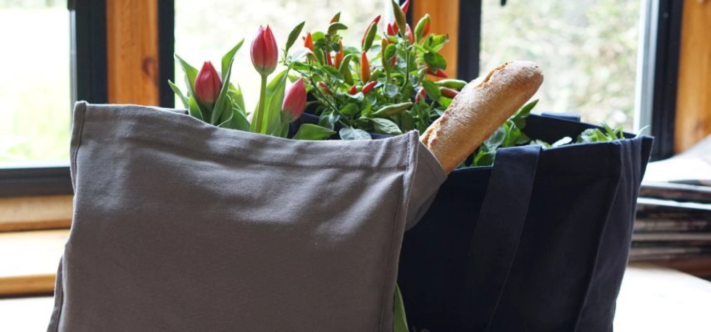 Sac de courses posés sur une table de cuisine