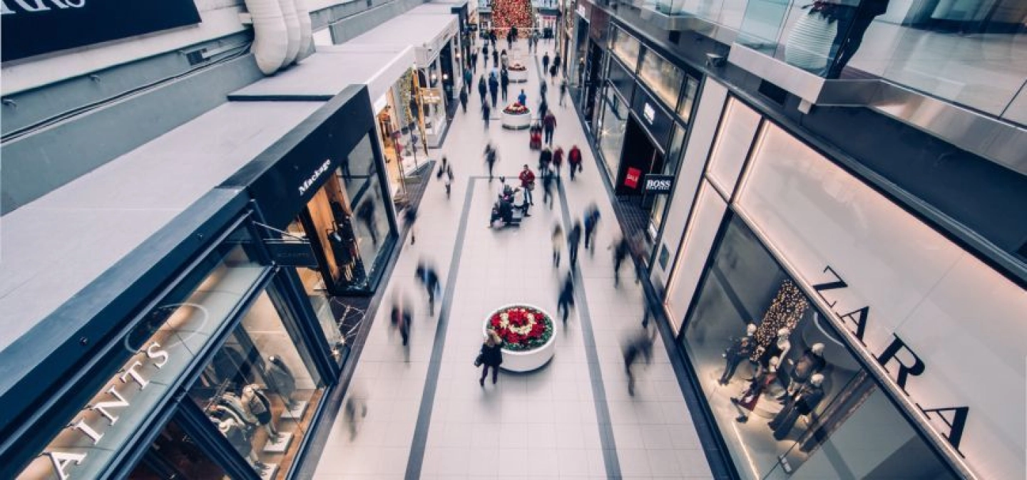 Photo d'un centre commercial animé de consommateurs