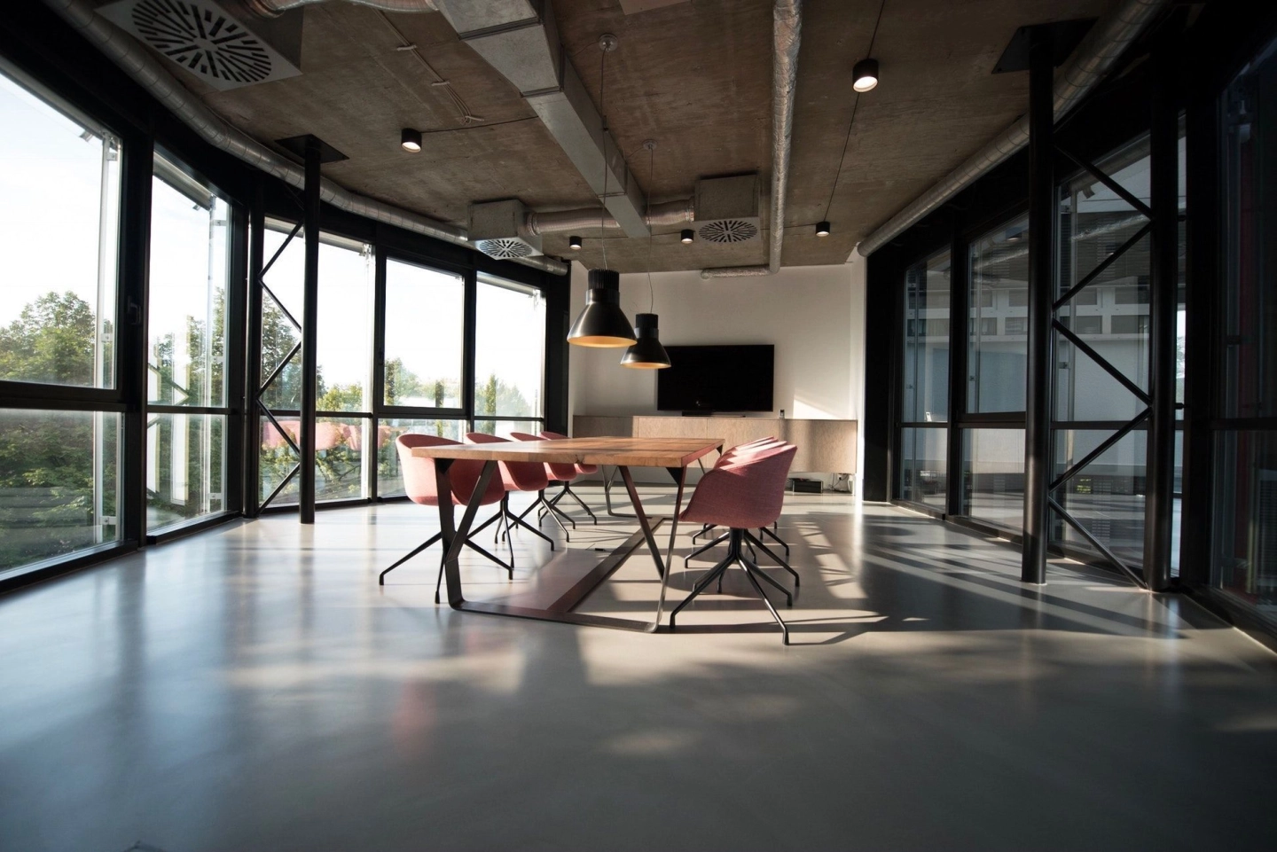 Photo de l'intérieur d'une salle de réunion, représentant une grande salle à chauffer dans les locaux d'une entreprise