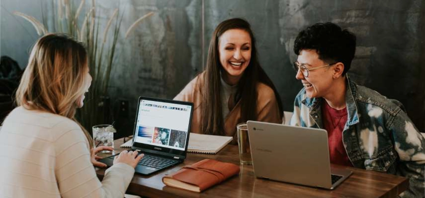 Illustration de l'article par une personne avec une posture 