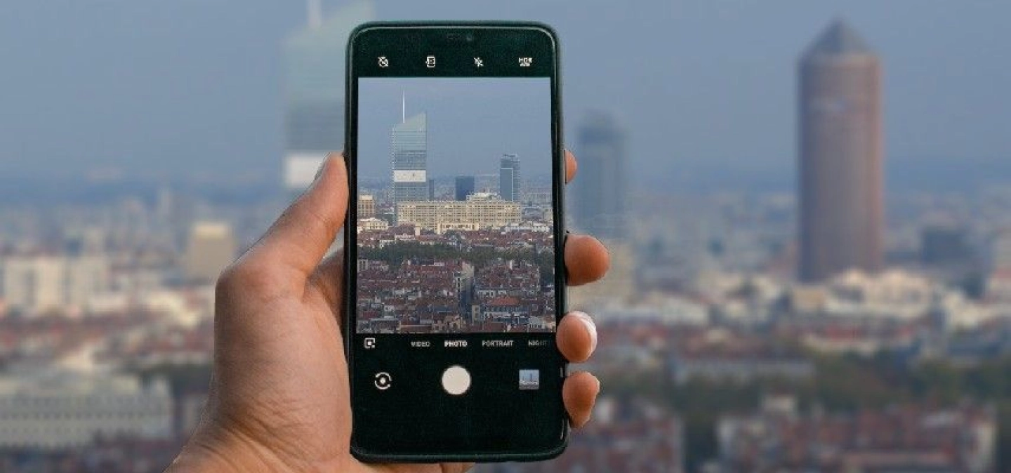 Smartphone prenant en photo la vue de Lyon depuis la colline de Fourvière