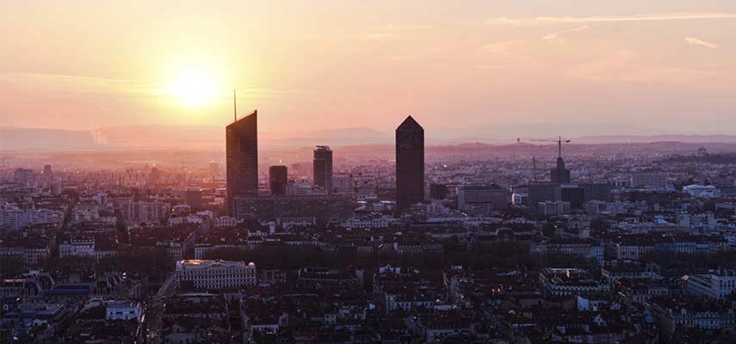 Lyon vue d'en haut - Skyline lyonnaise dans les tons rosés