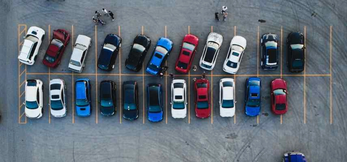 voitures garées sur un parking