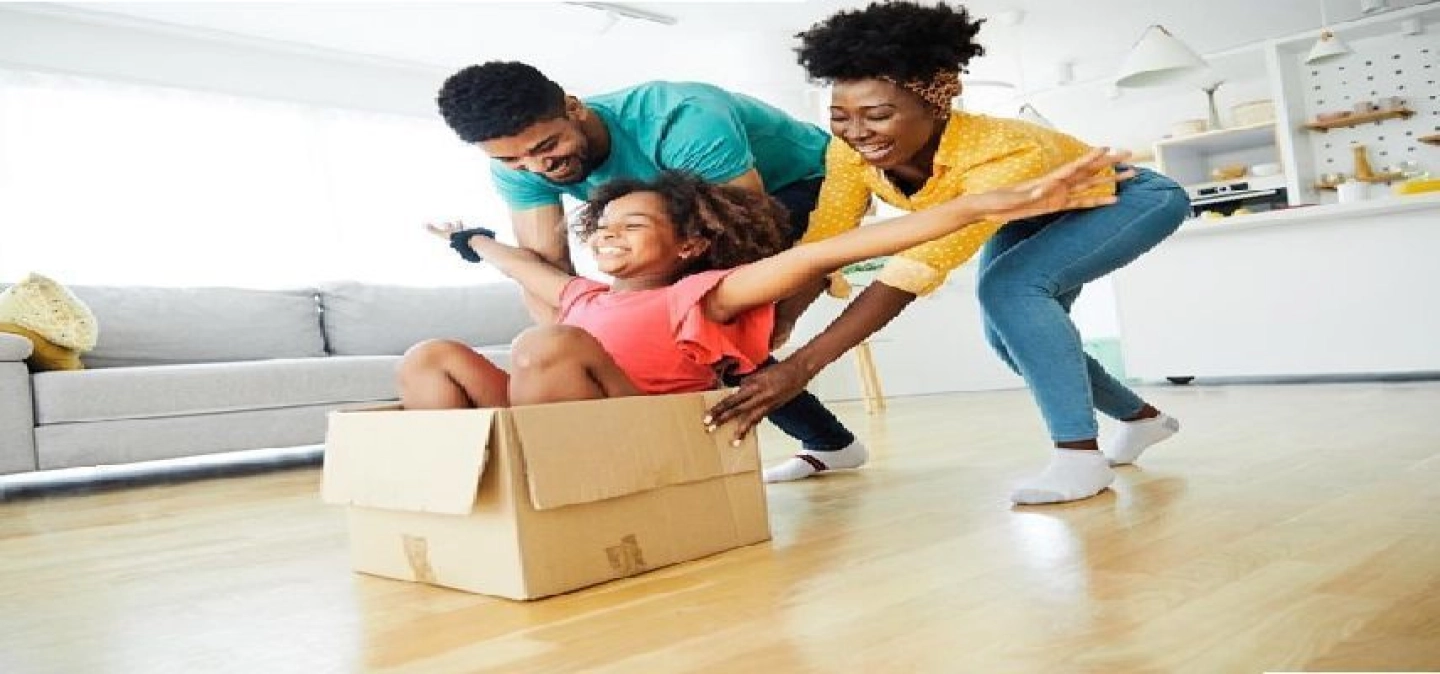 Image d'une famille en train de déménager 