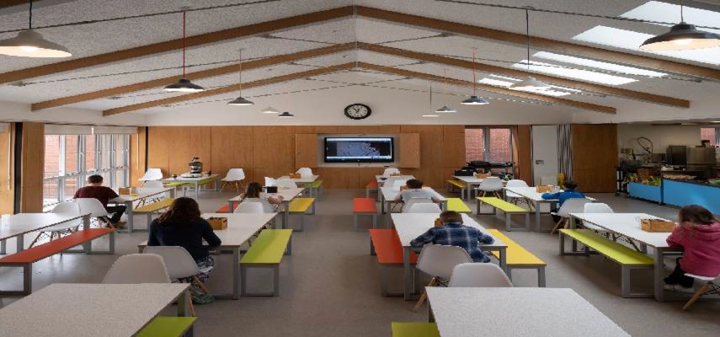 Photo d'une salle de cafeteria 