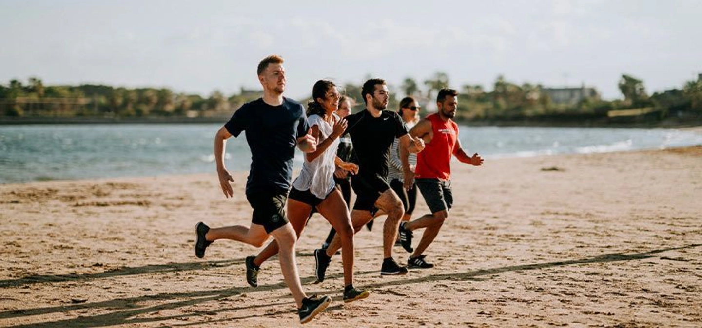 Image d'un groupe de personnes qui fait du sport