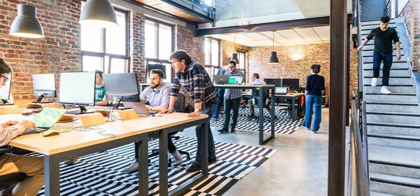 Des salariés travaillent ensemble dans un open-space