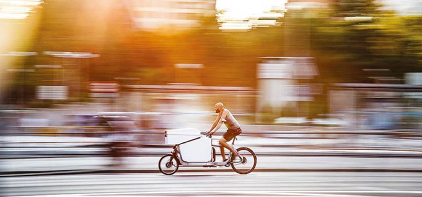 Un livreur à vélo