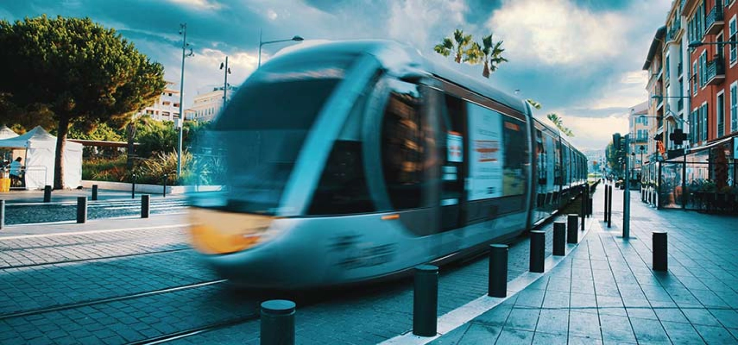 Photographie d'un tramway en marche à Lyon