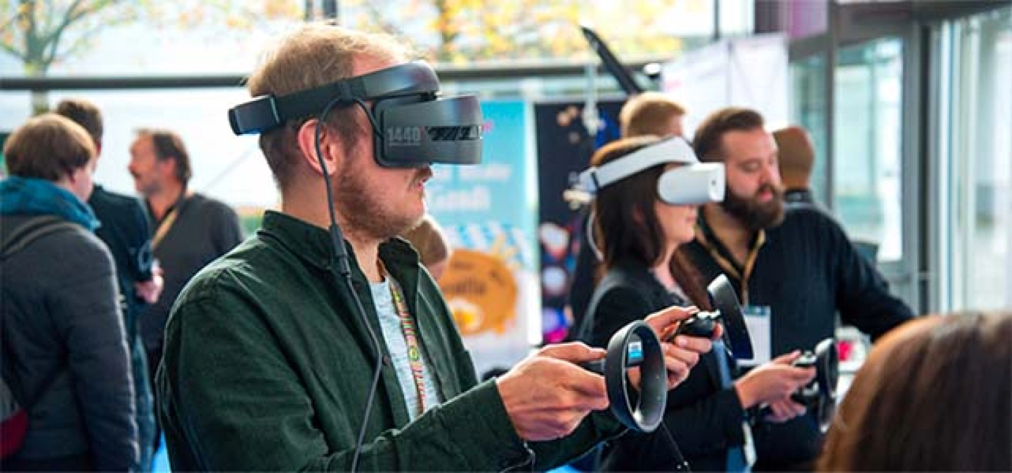 Image d'un homme portant un casque de réalité virtuelle à Lyon