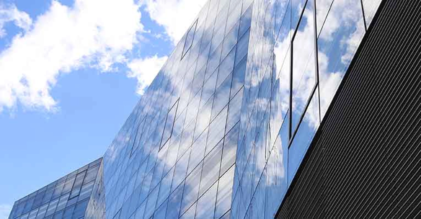 Façade en verre d'un immeuble de bureaux