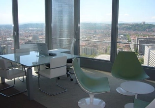 Bureau avec vue sur le quartier des affaires Lyon
