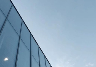 un immeuble vitré à Lyon