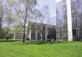 Jardin devant un immeuble
