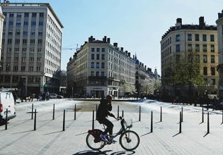 Place de la république - Un cycliste
