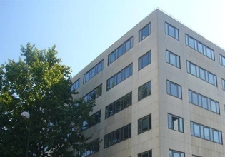 Façade de l'immeuble avec un arbre