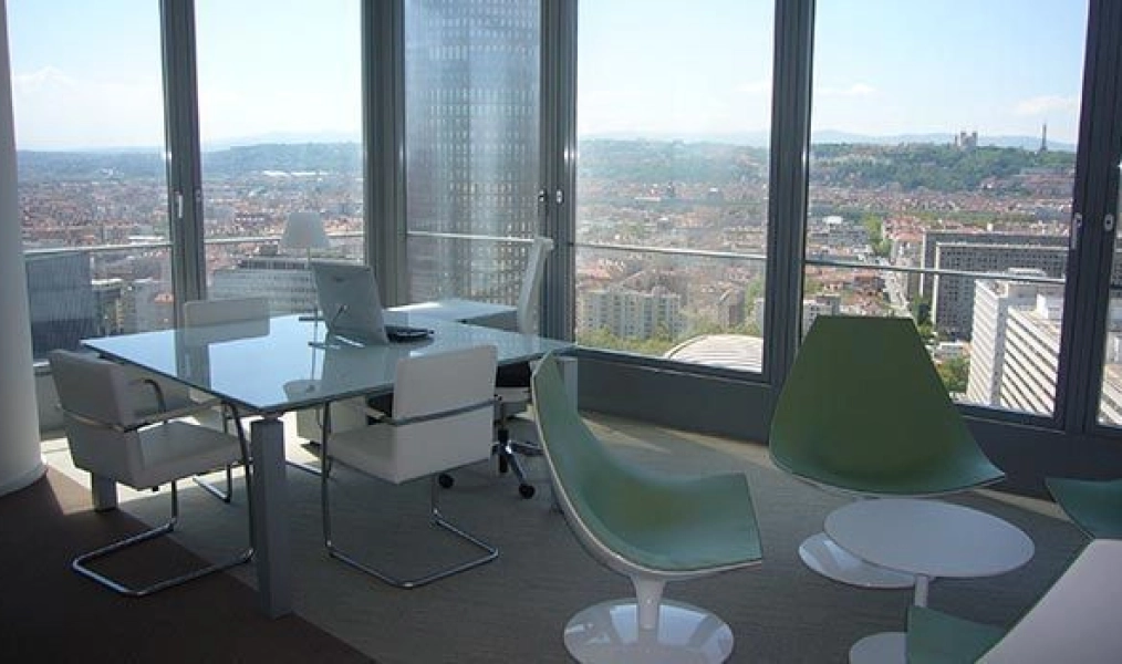 Bureau avec vue sur le quartier des affaires Lyon