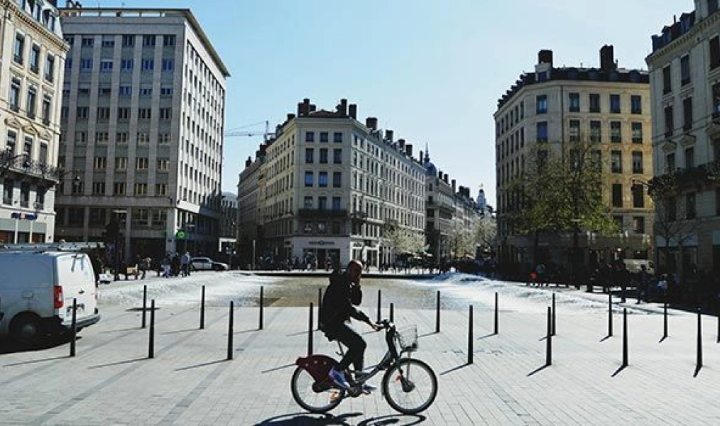 Place de la république - Un cycliste