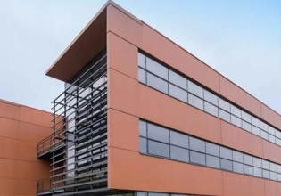 Façade de bureau orange